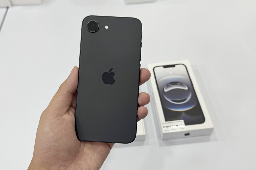 Bán chạy trên thế giới, iPhone 16e lại mờ nhạt ở Việt Nam - 2 Bán chạy trên thế giới, iPhone 16e lại mờ nhạt ở Việt Nam - 2