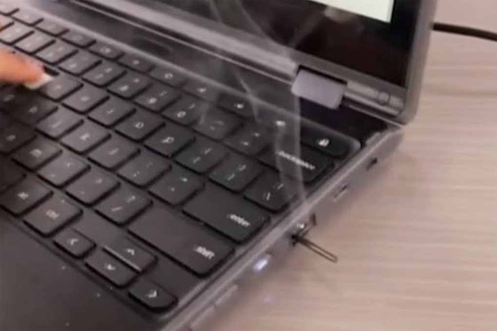 Học sinh cố tình làm cháy laptop do thực hiện theo trò đùa trên TikTok - 1 Học sinh cố tình làm cháy laptop do thực hiện theo trò đùa trên TikTok - 1
