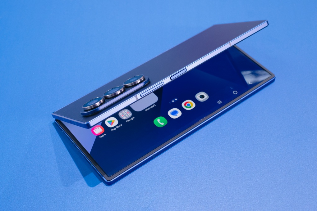 Hai màu xanh navy và xanh mint trên Galaxy Z Fold7 thu hút người dùng - 1 Hai màu xanh navy và xanh mint trên Galaxy Z Fold7 thu hút người dùng - 1